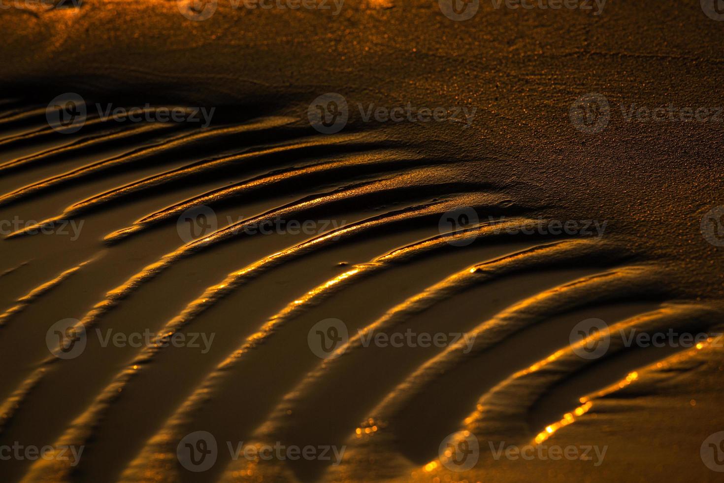 motifs dans le sable de la plage photo