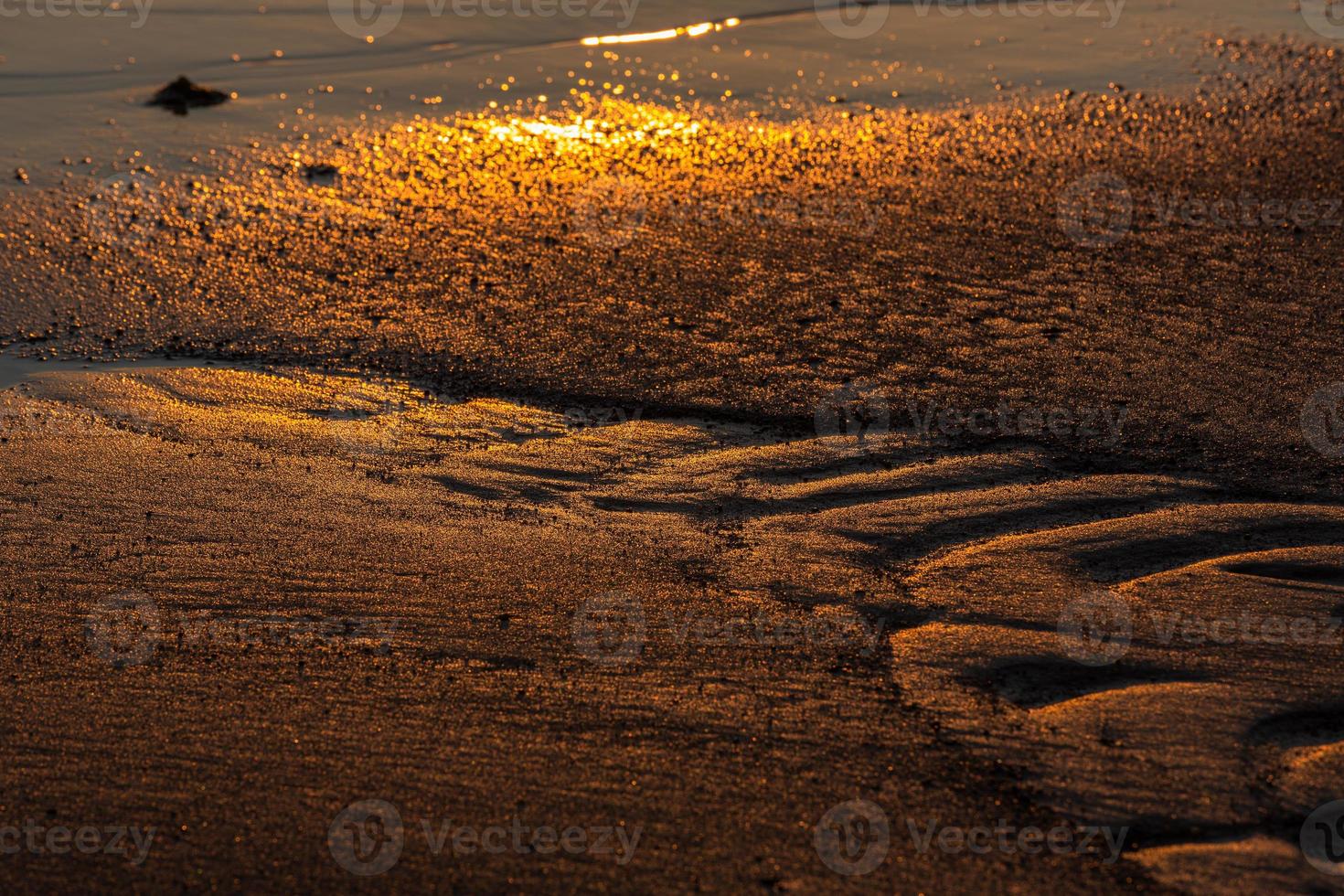 motifs dans le sable de la plage photo