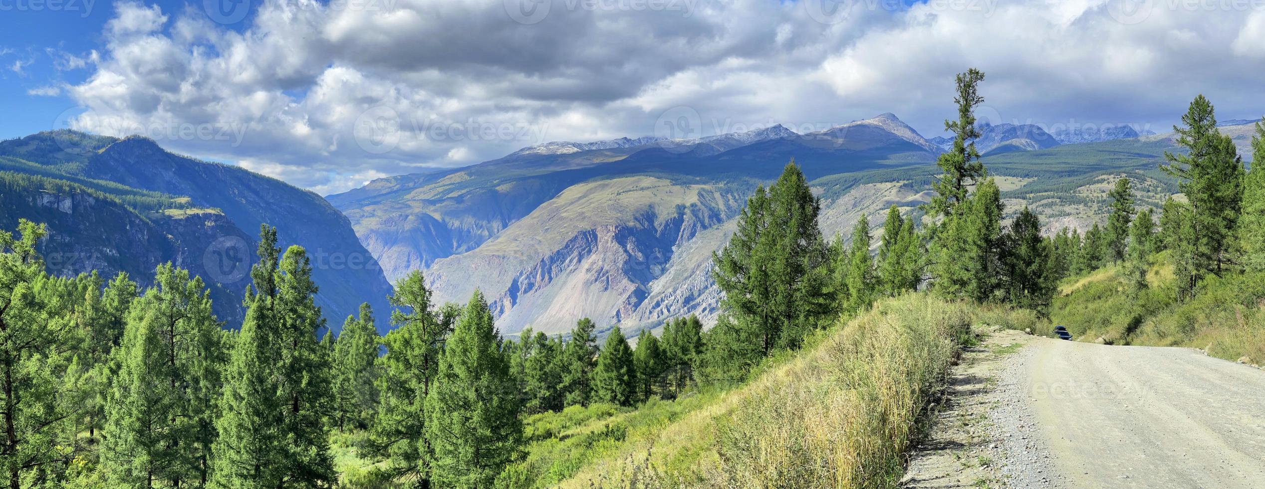 une route de campagne dans les montagnes, altaï, russie photo