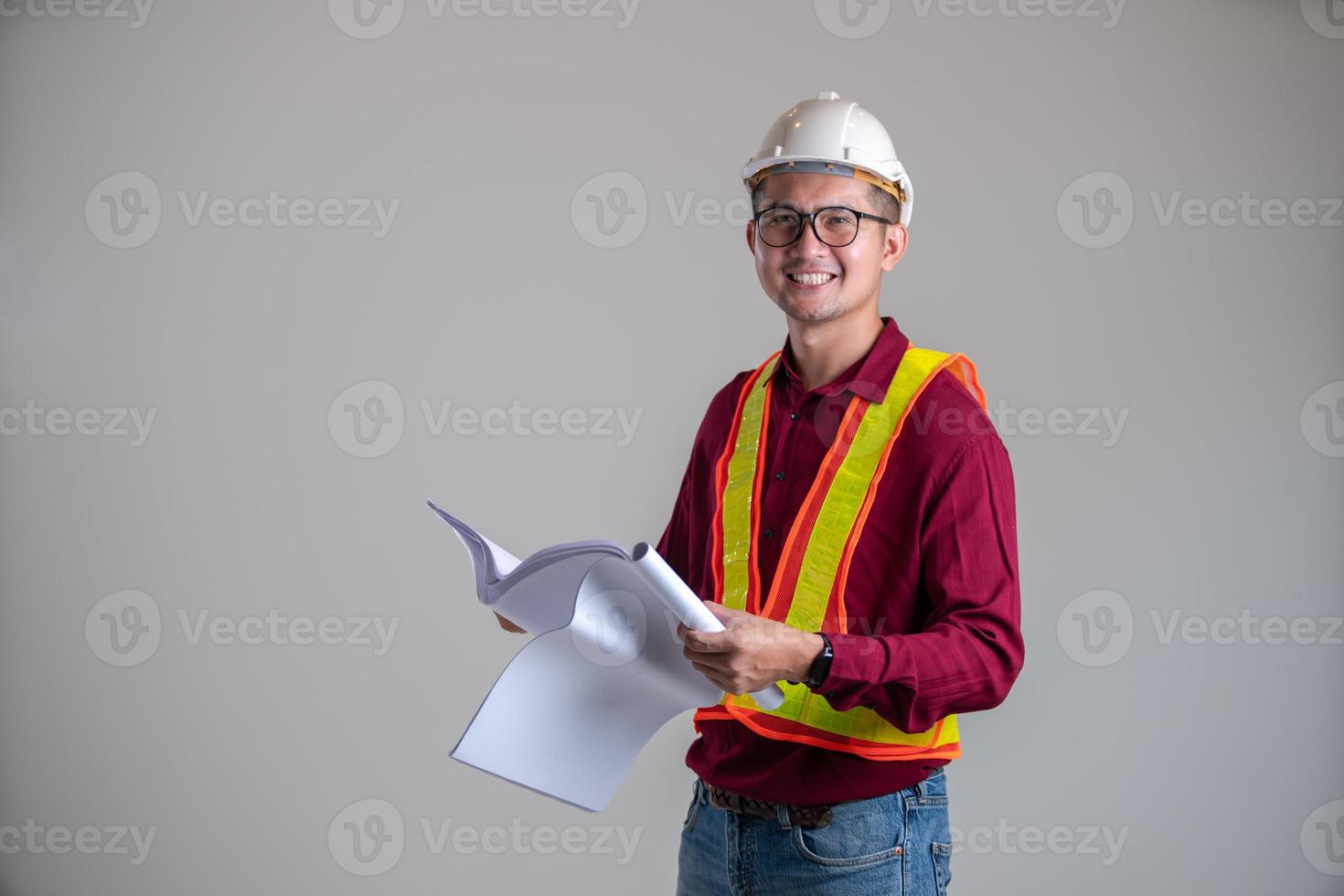 visage souriant de l'ingénierie tenant le plan directeur photo