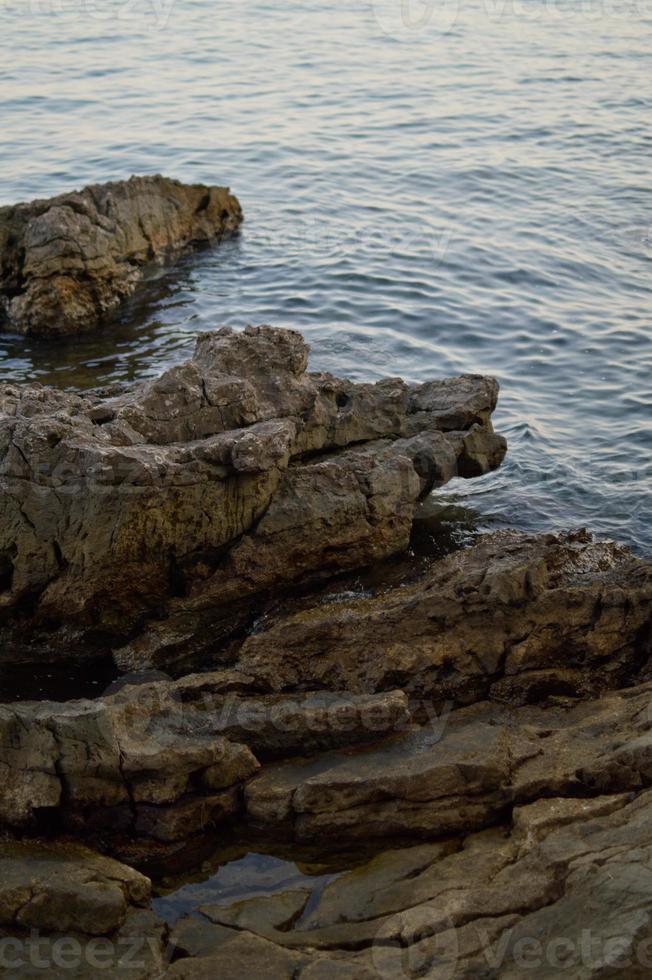 rochers à la plage, eau calme photo