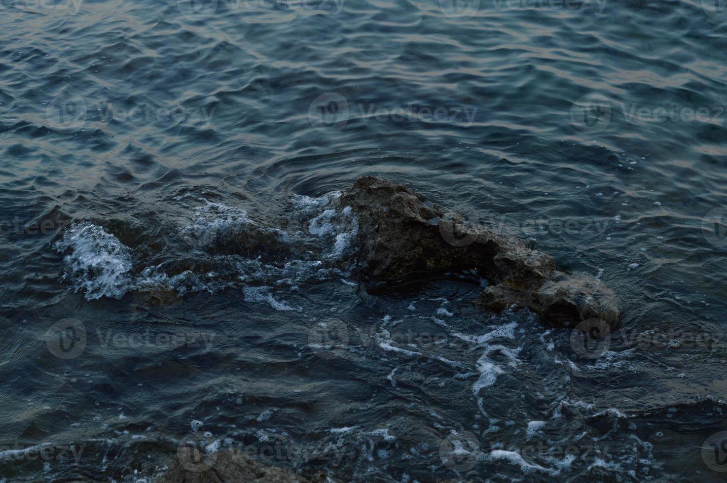 croatie plage, rochers à la plage, eau de mer, vagues photo