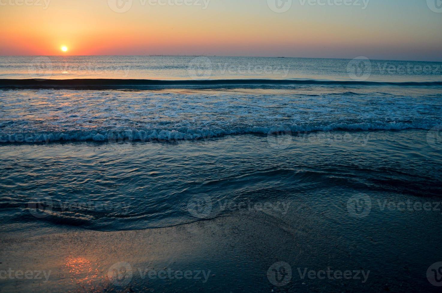 beau coucher de soleil d'été sur la plage, les vagues et le sable photo