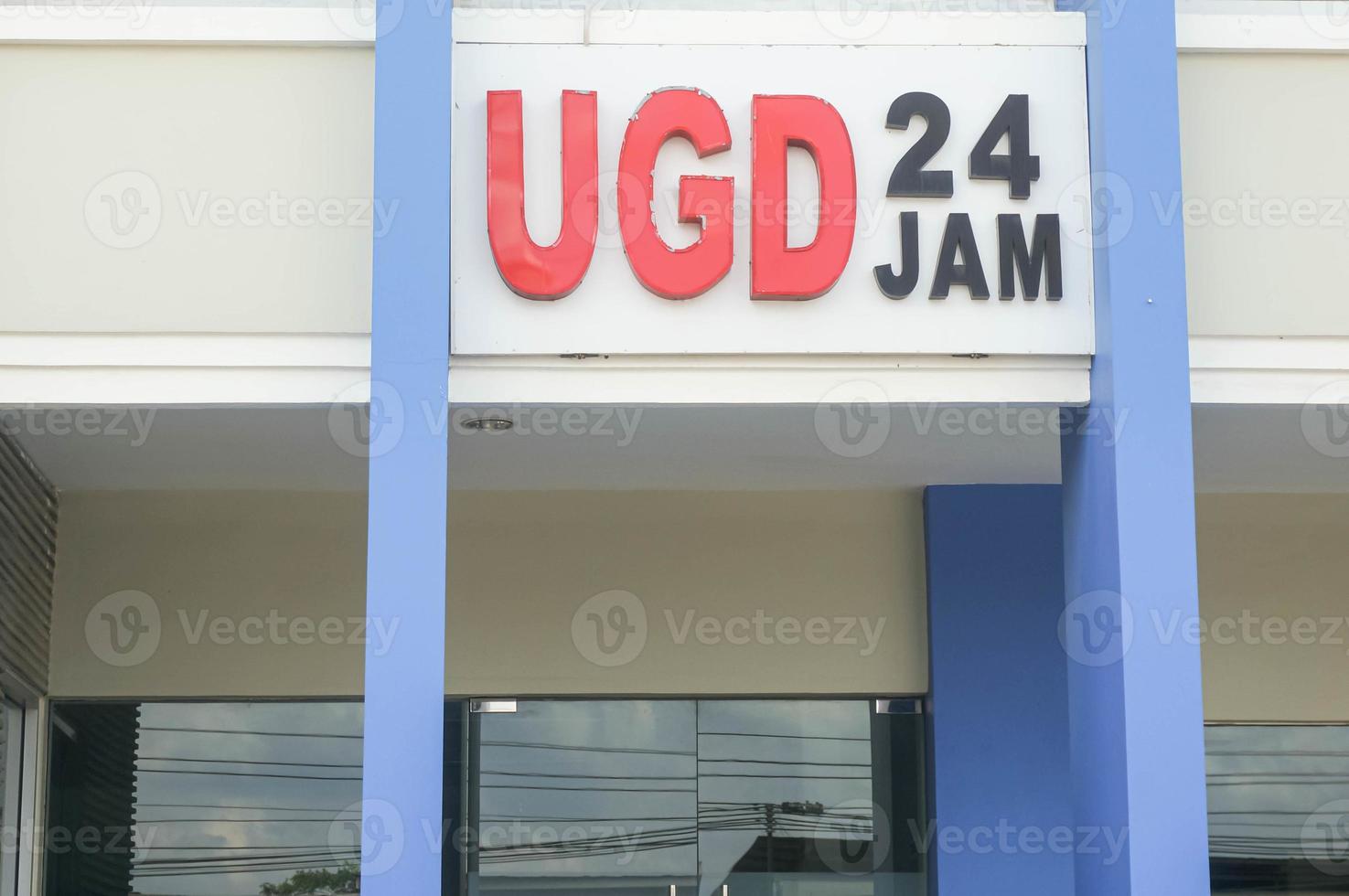 unité gawat darurat ou entrée d'urgence de l'hôpital avec de grandes lettres rouges photo