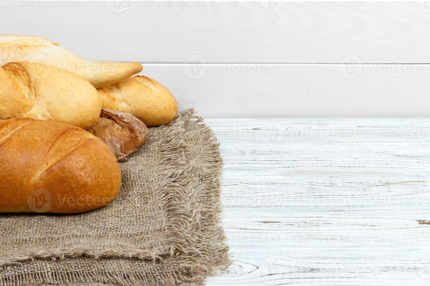 baguettes de pain sur bois peint en blanc rustique photo