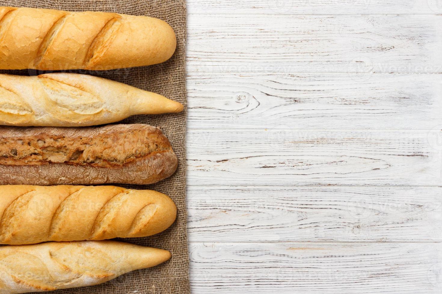 assortiment de baguettes françaises fraîches sur une table en bois photo