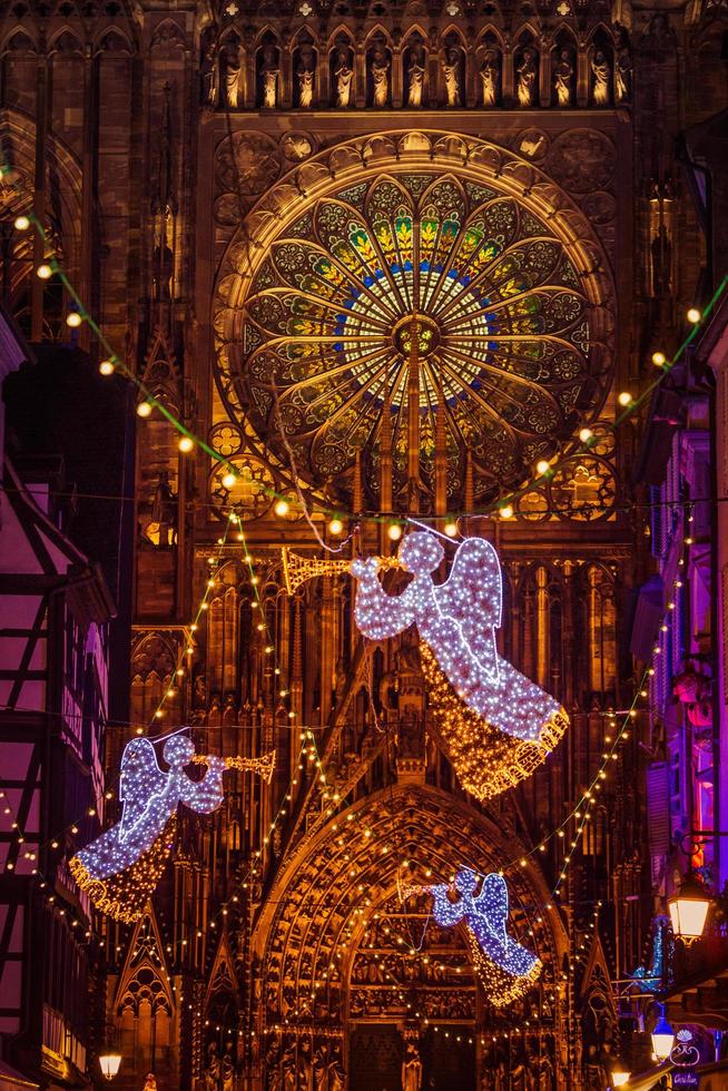 Strasbourg, France - décembre 2016 - décoration ange devant la cathédrale notre dame photo