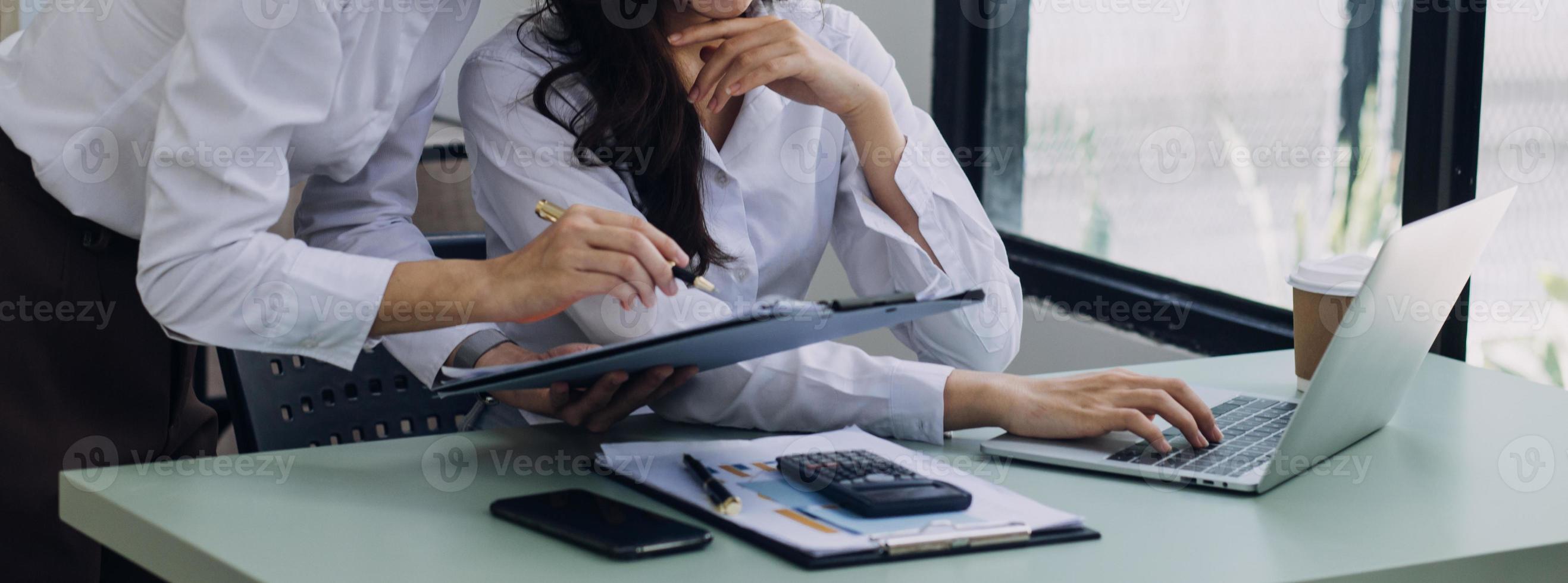 homme d'affaires et équipe analysant la tâche de financement des états financiers. avec téléphone intelligent et ordinateur portable et tablette. notion de gestion de patrimoine photo