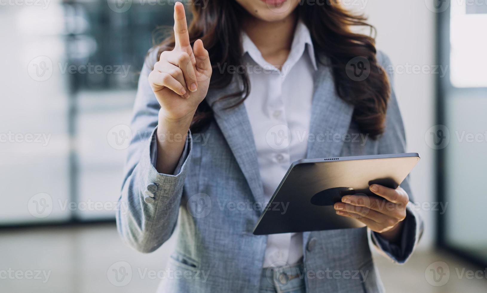 tableau de bord de données d'analyse commerciale kpi. analyste utilisant un ordinateur photo