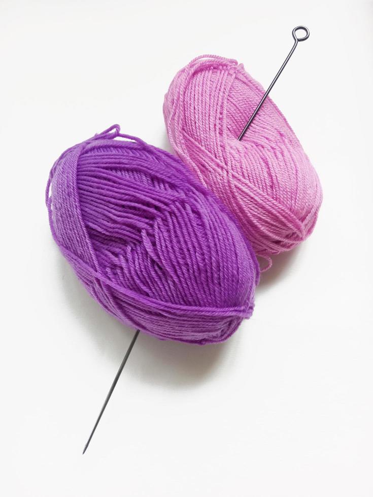 laine pour tricoter et aiguille à tricoter sur fond blanc photo