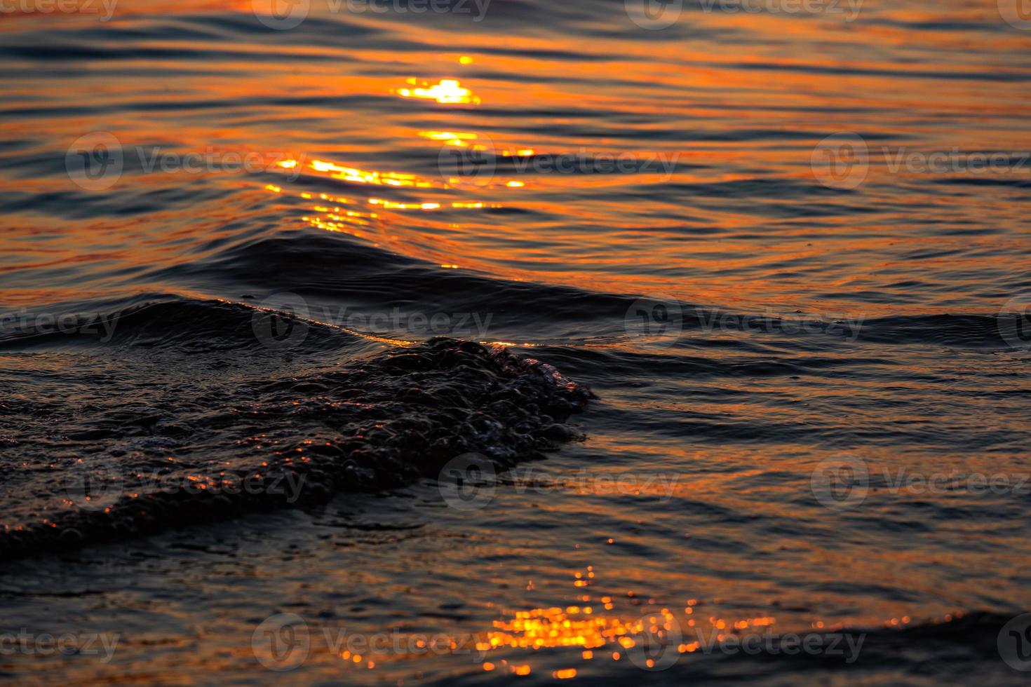 couleurs du coucher du soleil dans l'eau de mer photo