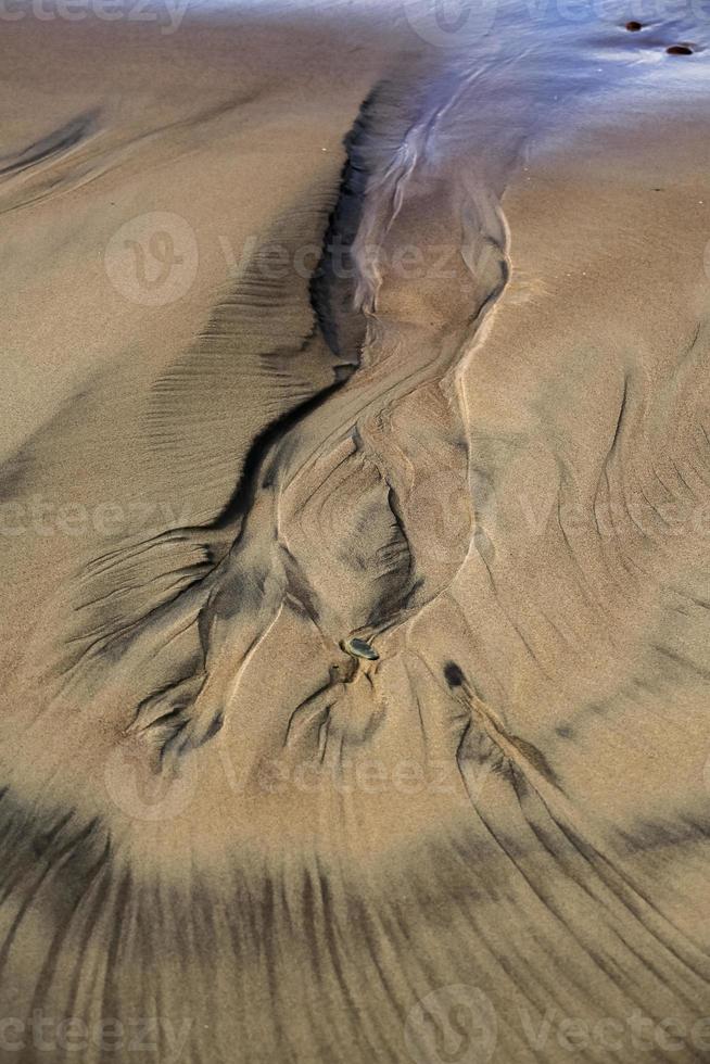 motifs dans le sable de la plage photo