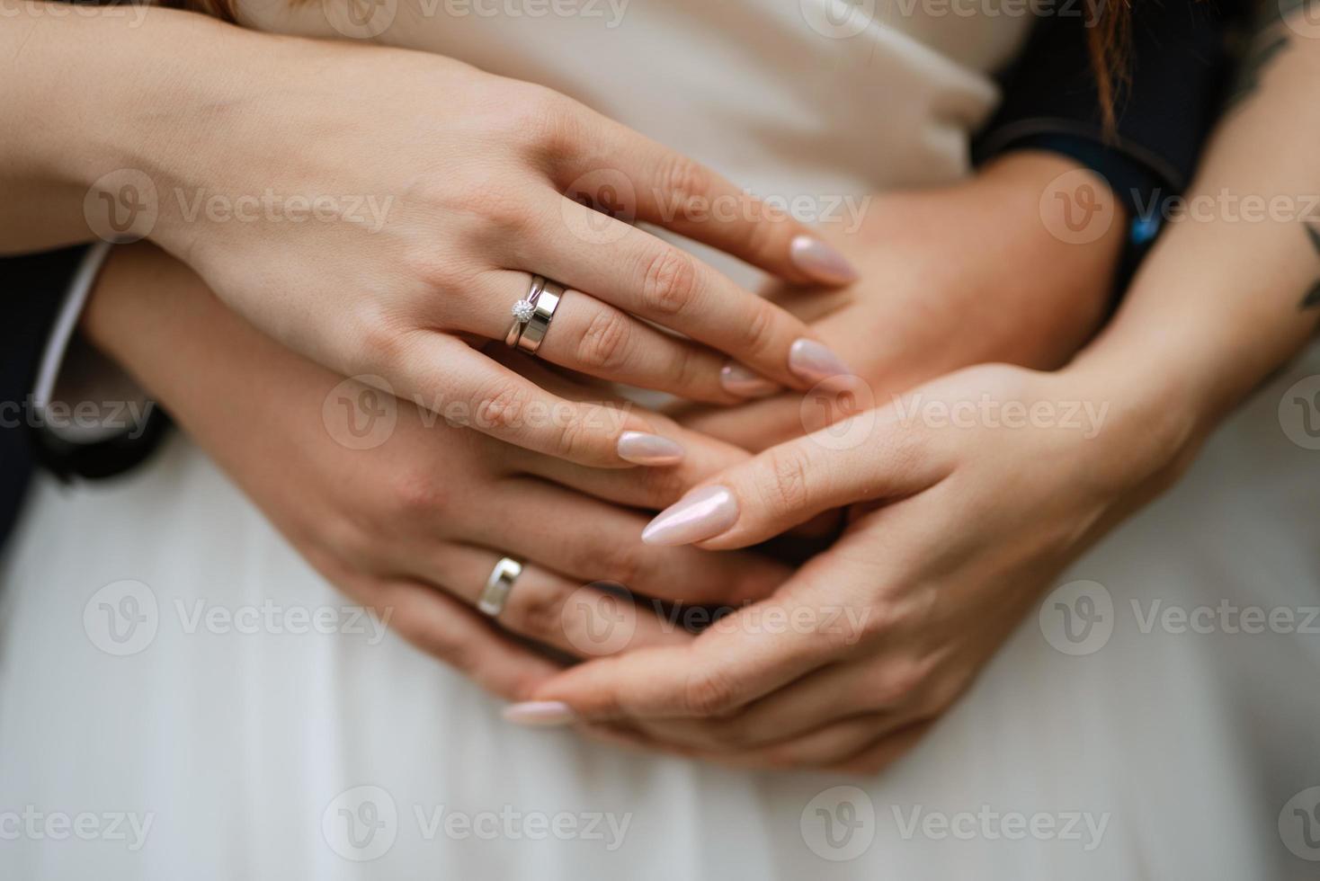 les mariés se tiennent tendrement la main entre eux l'amour et les relations photo