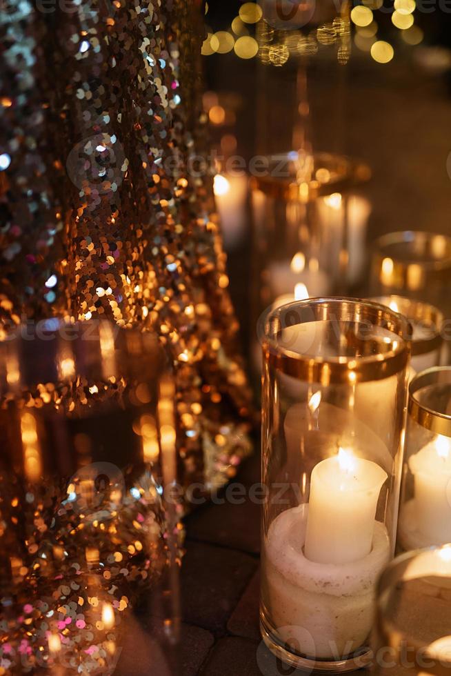 décor de bougie d'ambiance avec feu réel sur la table de banquet photo