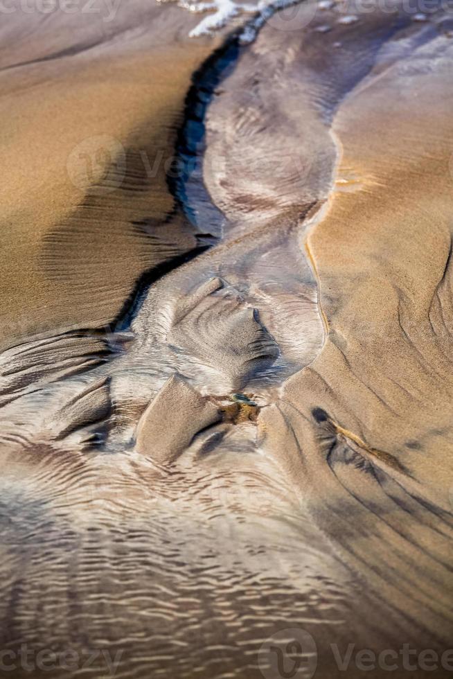 motifs dans le sable de la plage photo