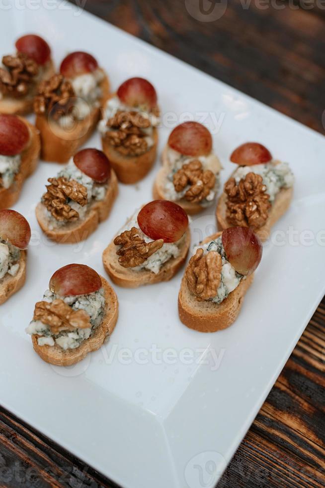 buffet de bienvenue avec alcool et snacks photo