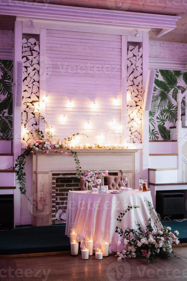 le présidium des mariés dans la salle de banquet du restaurant photo