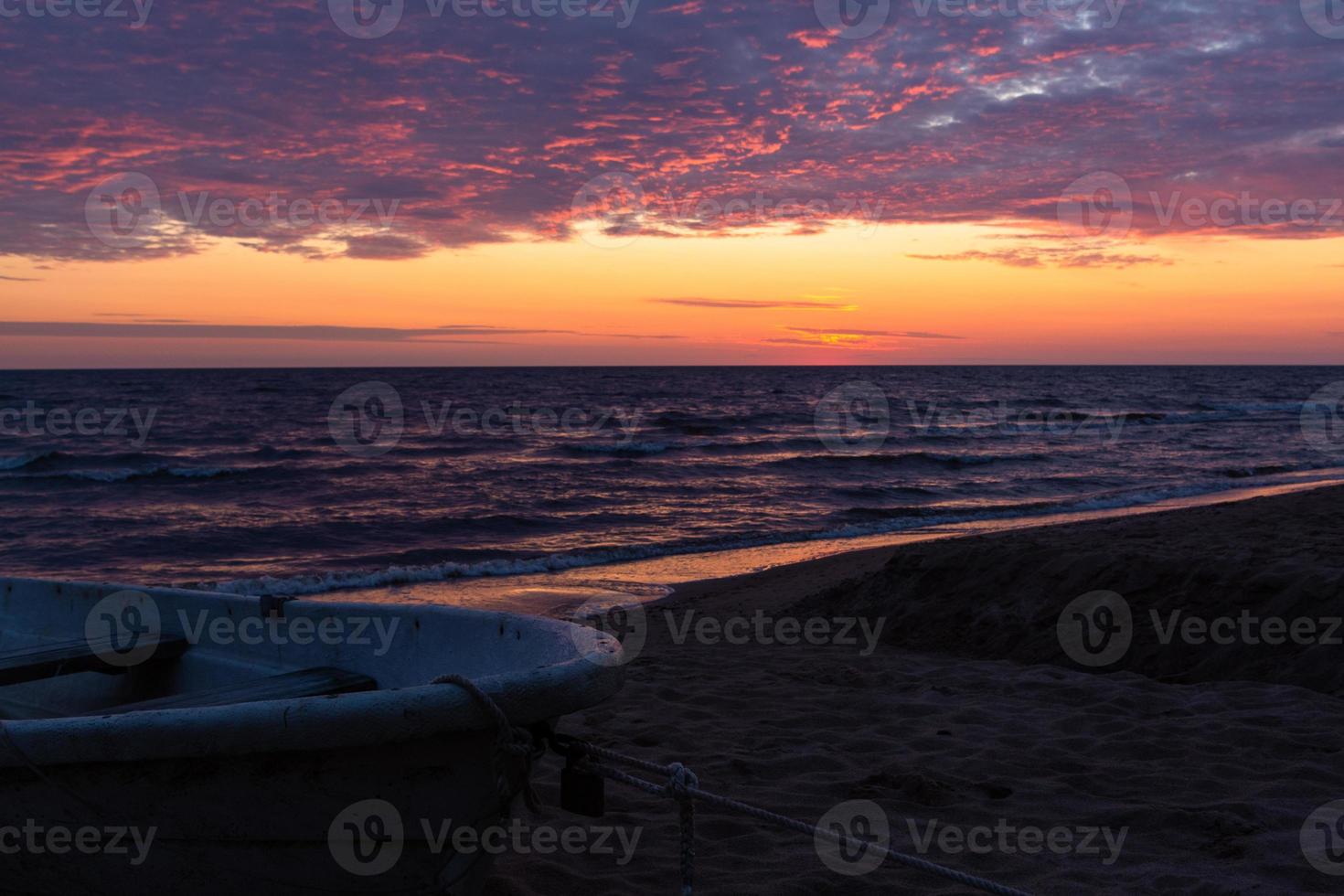 côte de la mer baltique au coucher du soleil photo