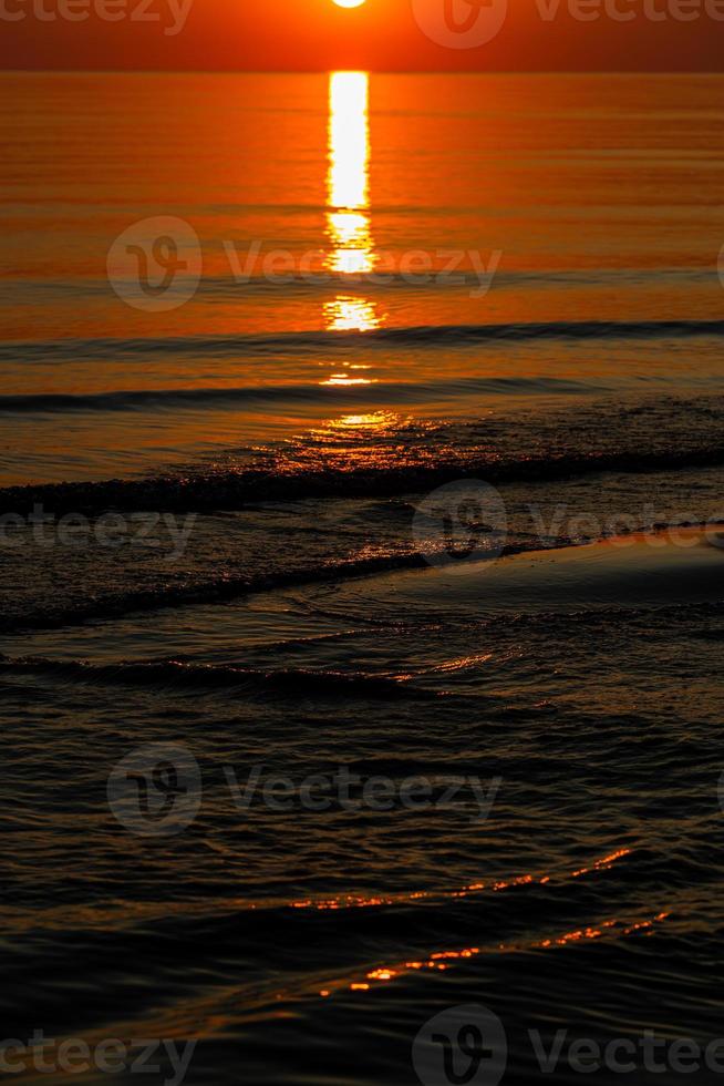 côte de la mer baltique au coucher du soleil photo