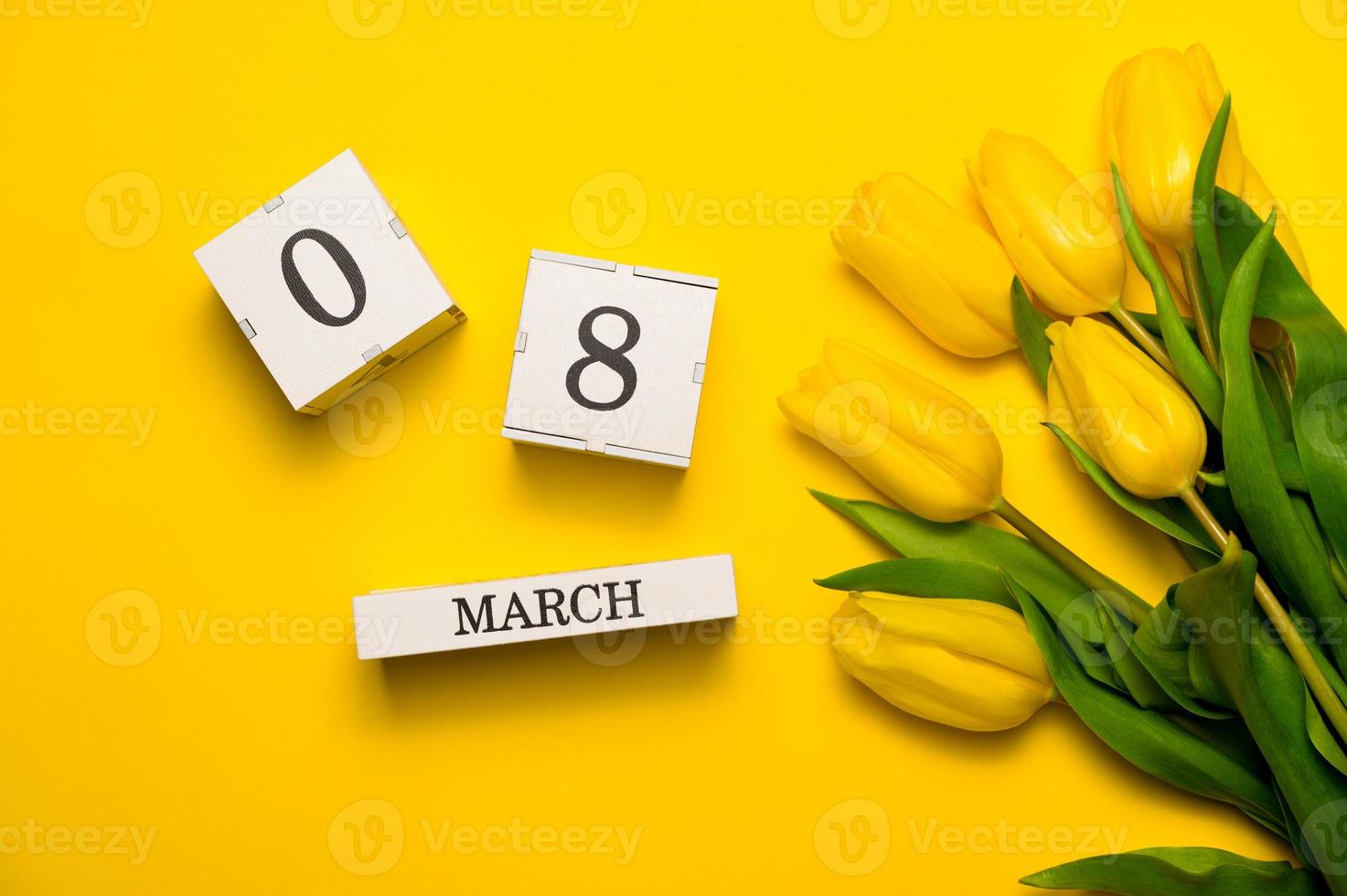 mise à plat de la journée de la femme. Calendrier du 8 mars près d'un bouquet de fleurs, à plat. photo