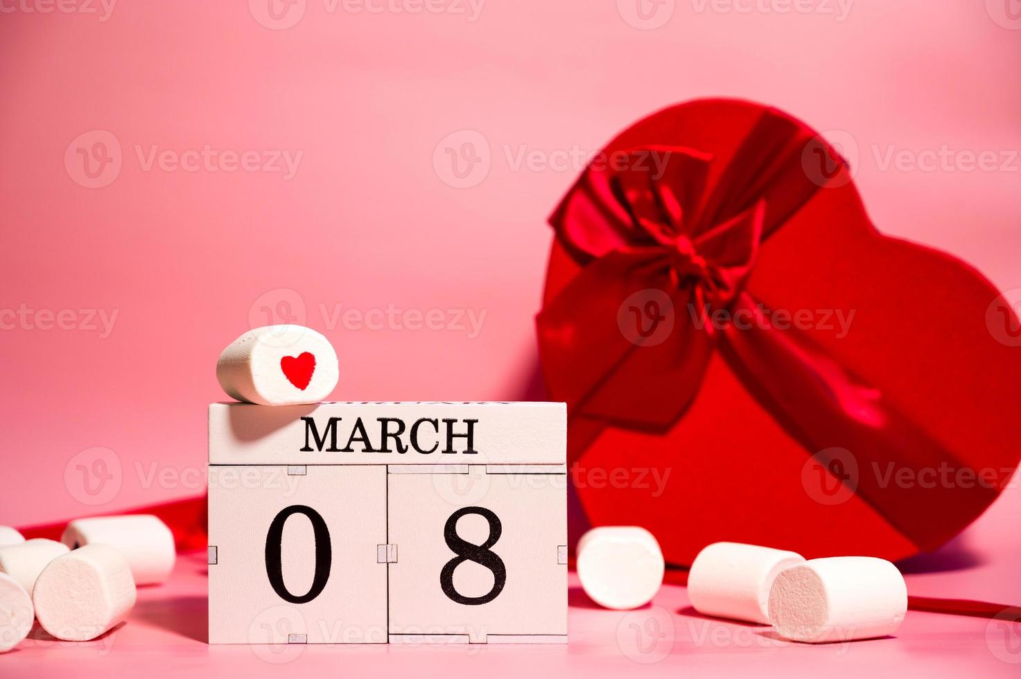 calendrier avec date du 8 mars, bonbons et cadeaux autour de la journée de la femme photo