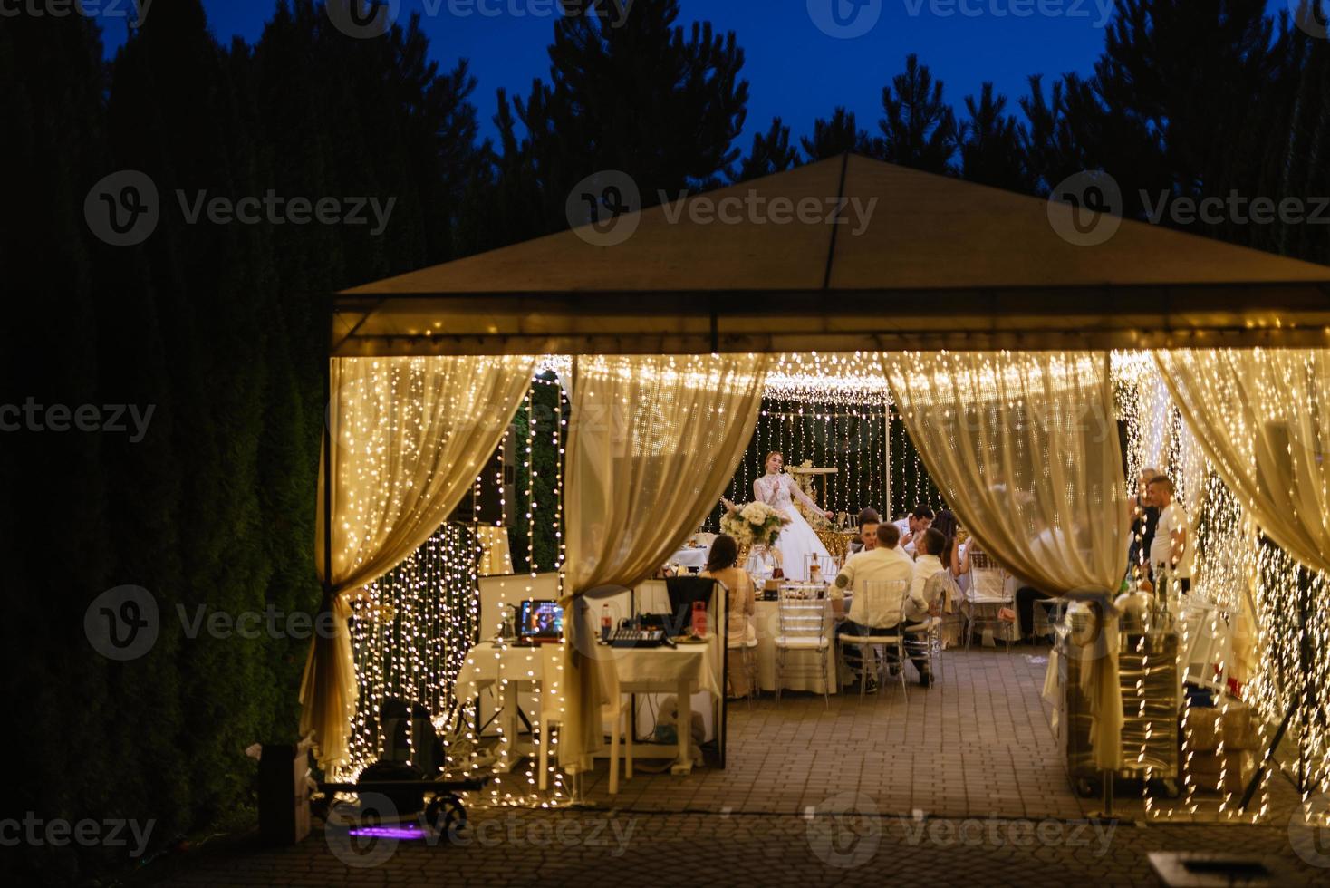 salle de banquet pour les mariages, salle de banquet avec décor atmosphérique photo