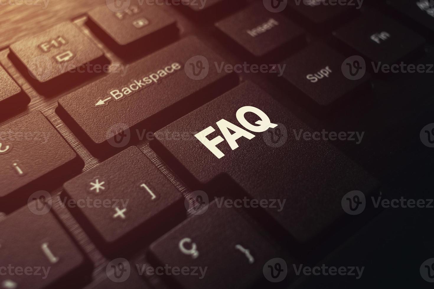 clavier noir avec mot faq sur le bouton. concept de soutien aux entreprises. symbole des questions fréquemment posées. photo