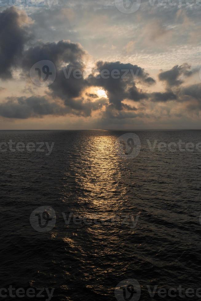 vue sur la mer nuageuse de la mer baltique au lever du soleil photo