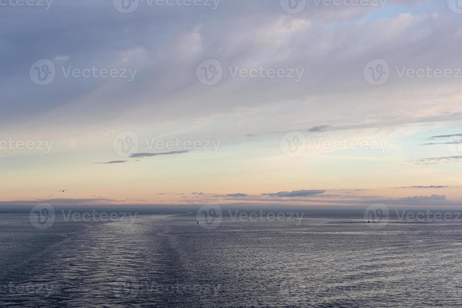 vue sur la mer nuageuse de la mer baltique au lever du soleil photo