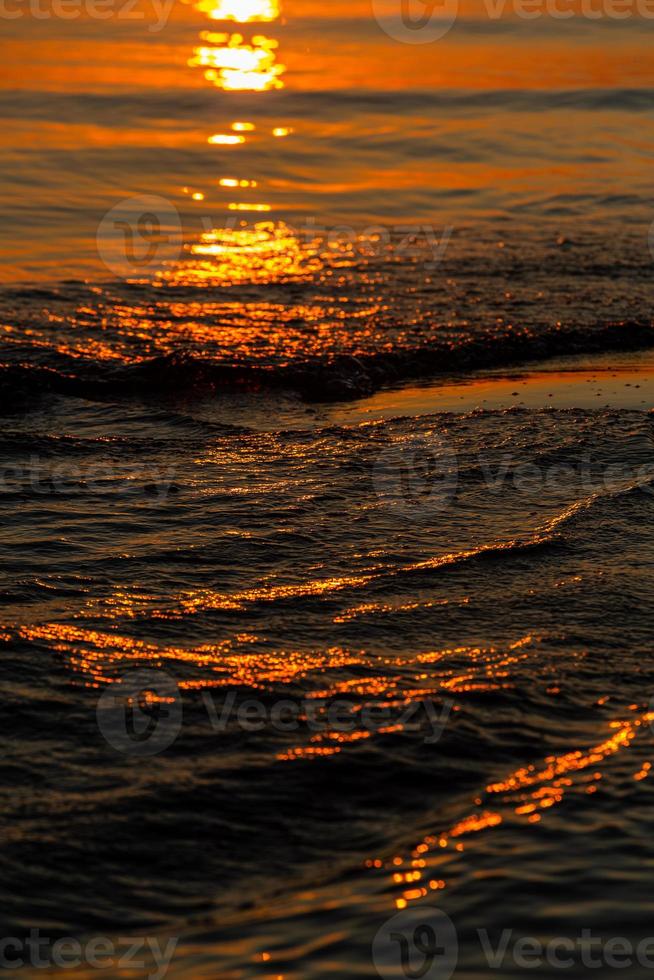 côte de la mer baltique au coucher du soleil photo