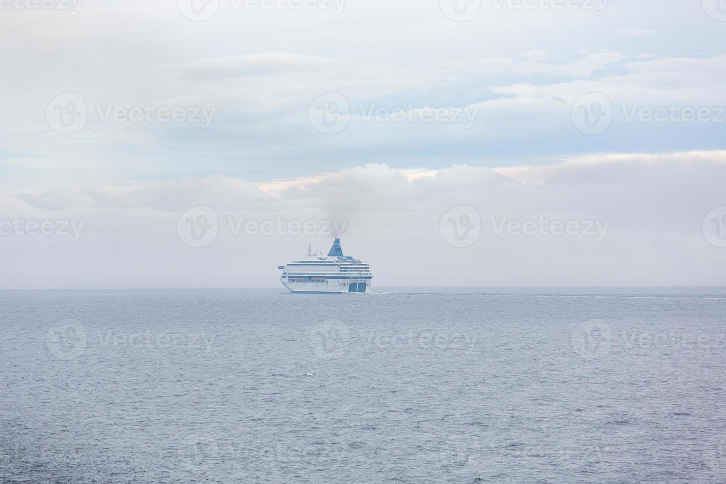 vue sur la mer nuageuse de la mer baltique au lever du soleil photo