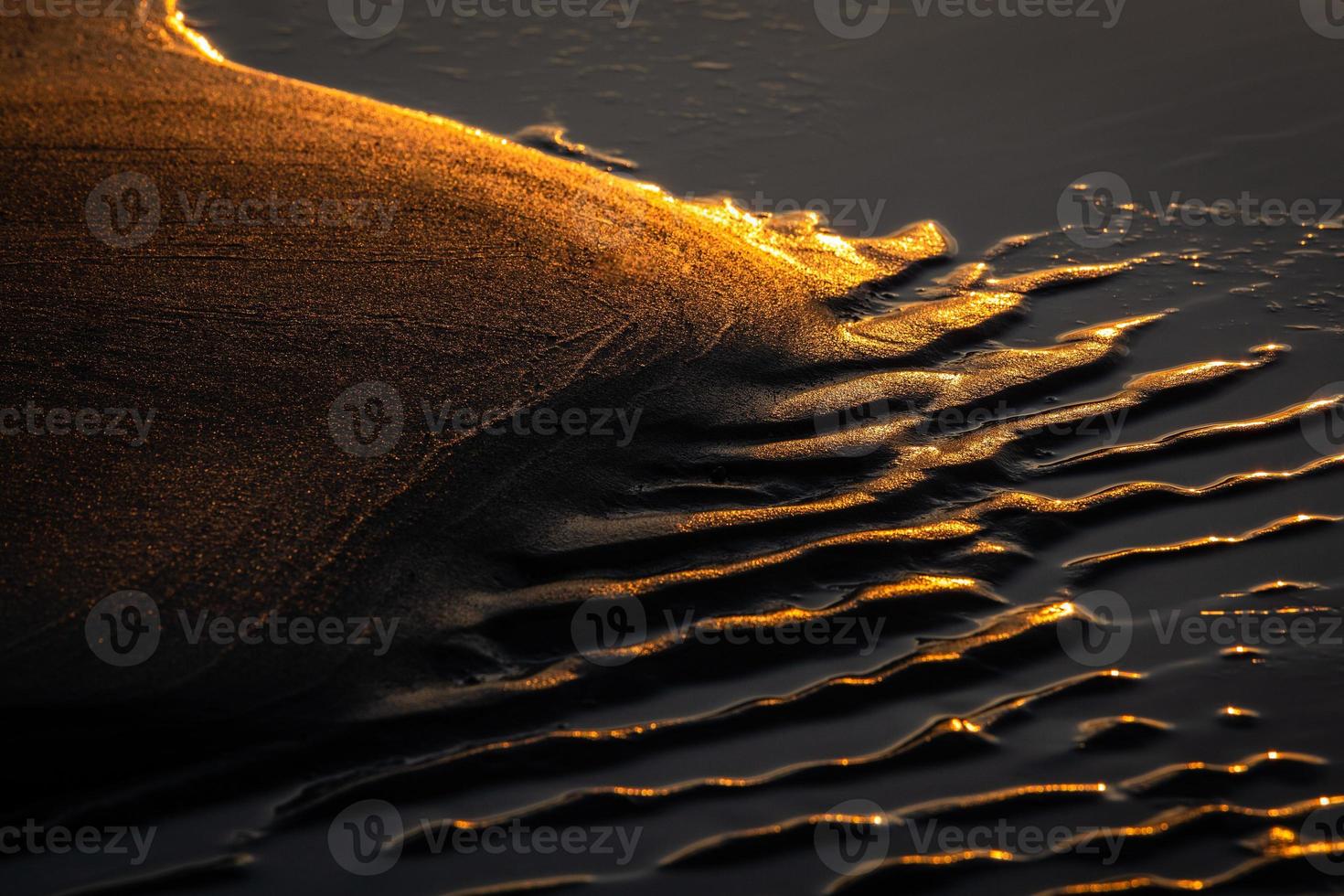 motifs dans le sable de la plage photo