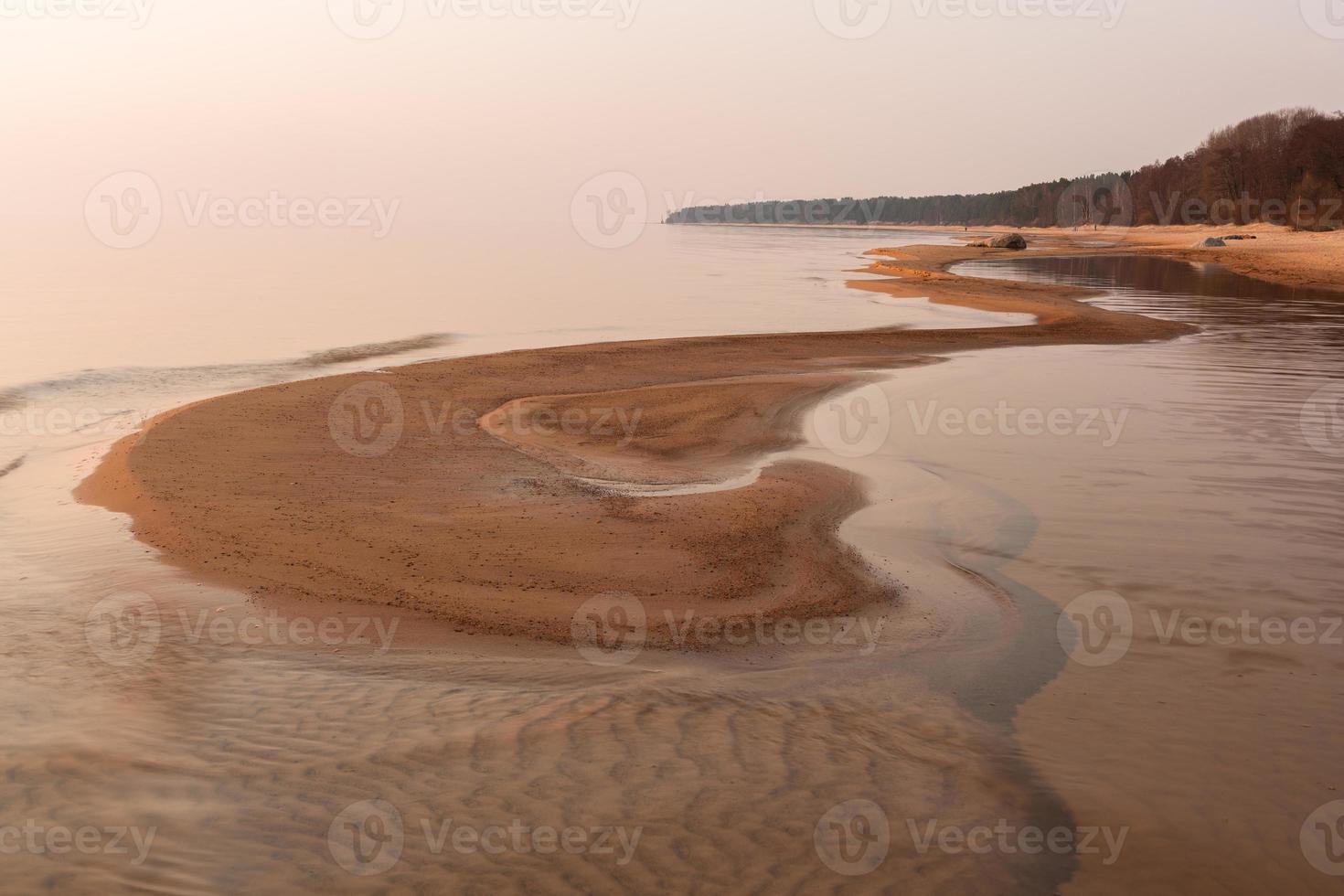 côte de la mer baltique au coucher du soleil photo