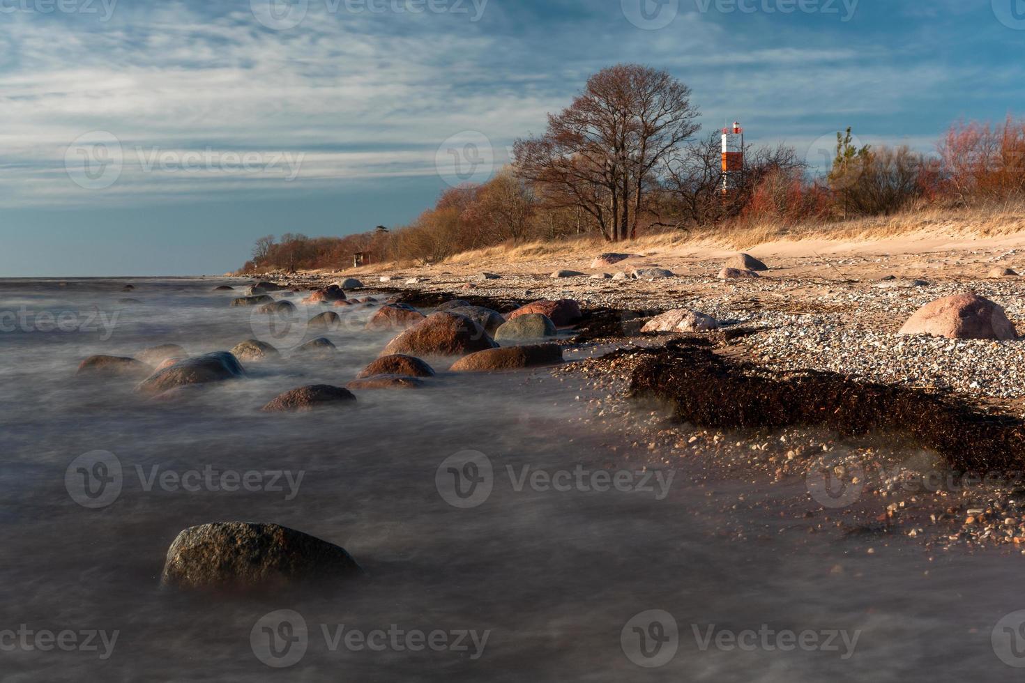 pierres sur la côte de la mer baltique au coucher du soleil photo