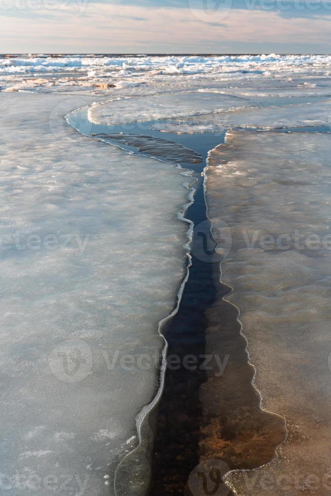 côte de la mer baltique en hiver avec de la glace au coucher du soleil photo