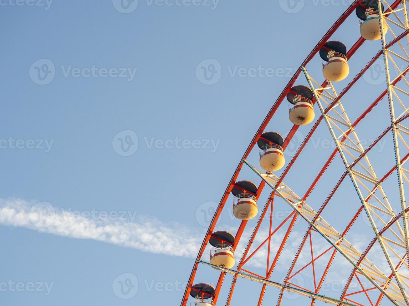 grande roue contre le ciel. parc d'attractions en bord de mer. aire de repos. mécanisme rond. amoureux de la hauteur. photo