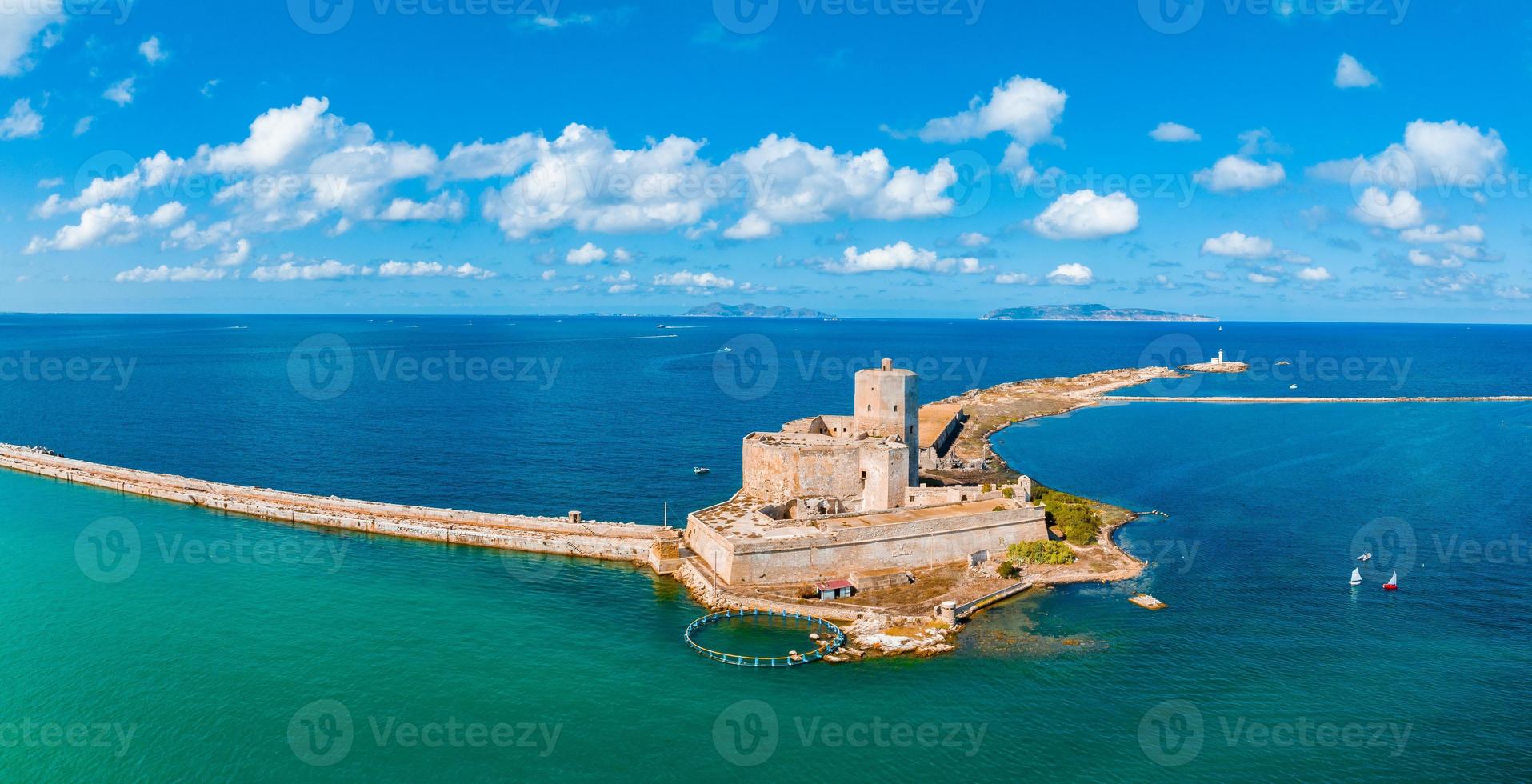 château colombien médiéval aussi appelé château de la mer photo