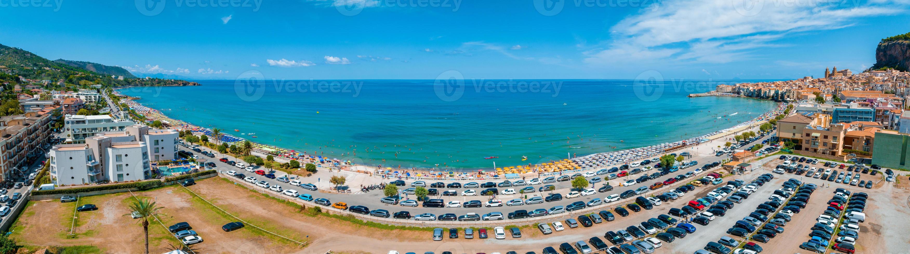 vue panoramique aérienne sur le cefalu, village médiéval de l'île de sicile photo