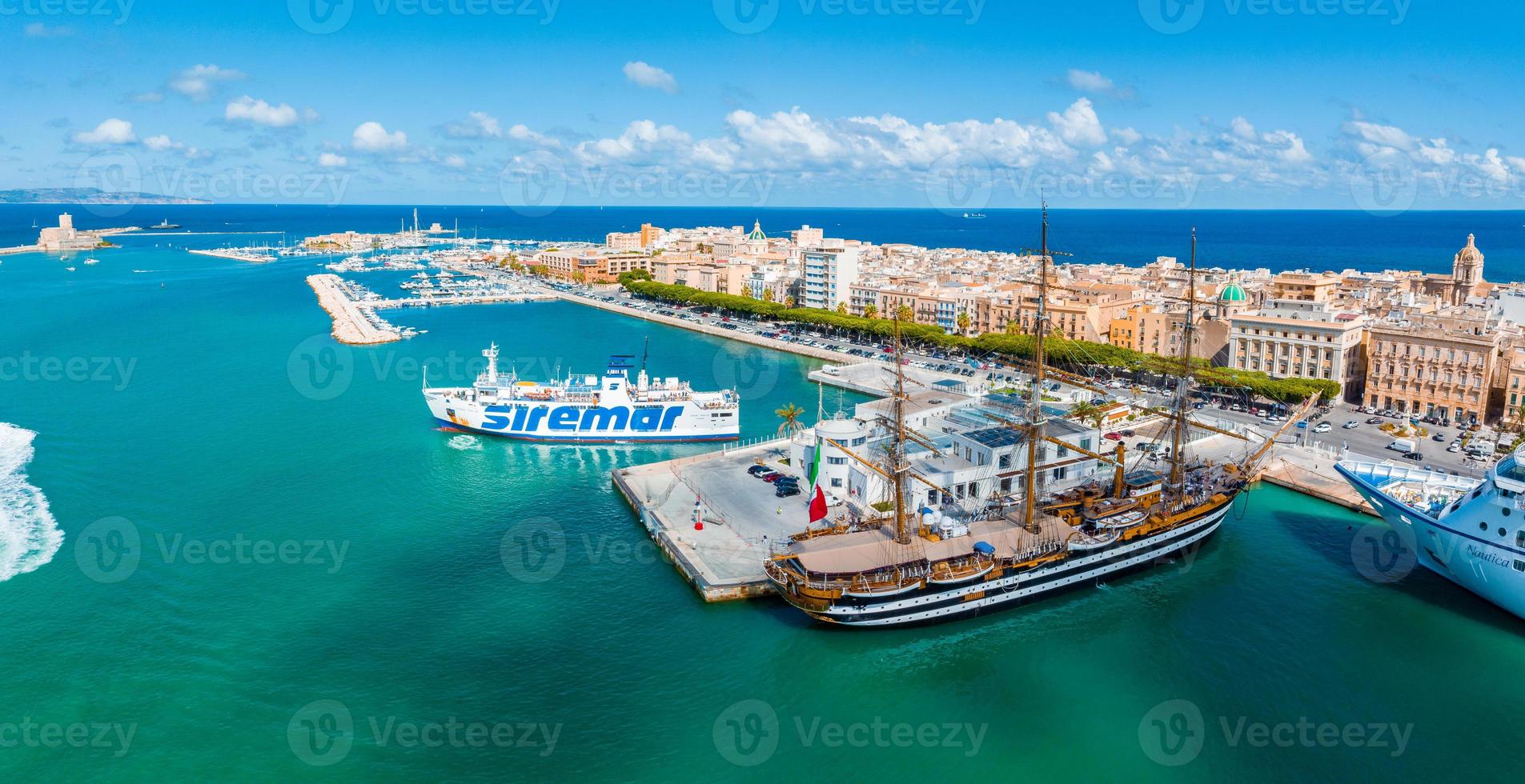 vue panoramique aérienne du port de trapani, sicile, italie. photo