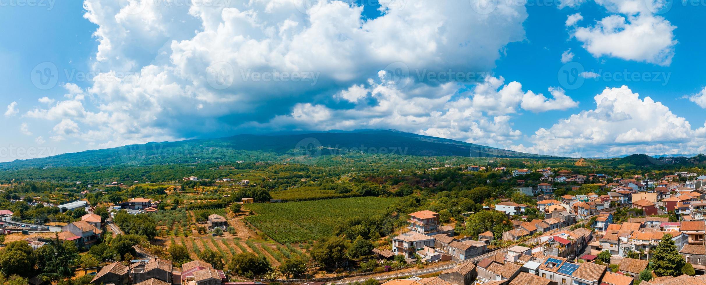 large vue aérienne panoramique sur le volcan actif etna photo