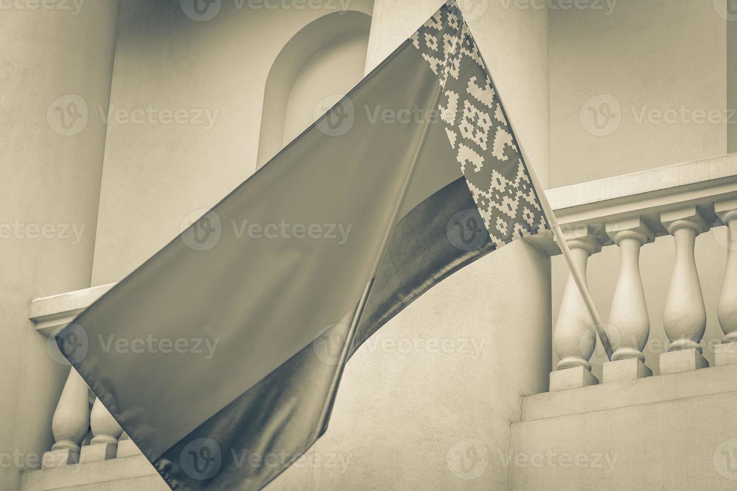 drapeau biélorusse sur un bâtiment drapeau biélorusse rouge blanc vert. photo