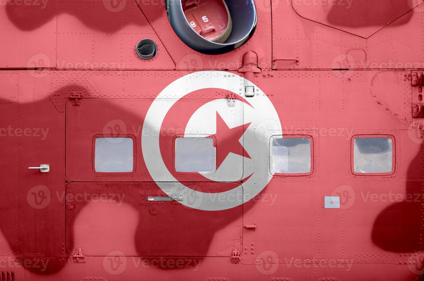 drapeau tunisien représenté sur la partie latérale d'un gros plan d'hélicoptère blindé militaire. arrière-plan conceptuel des avions des forces armées photo