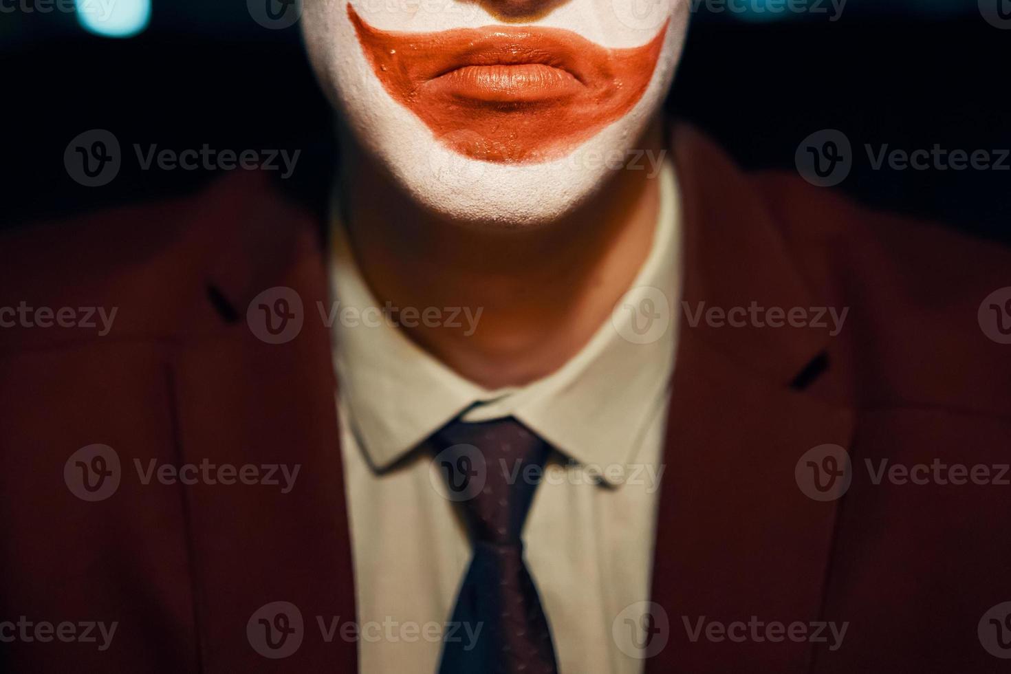 gros plan sur la bouche d'un mec avec un maquillage joker. photo