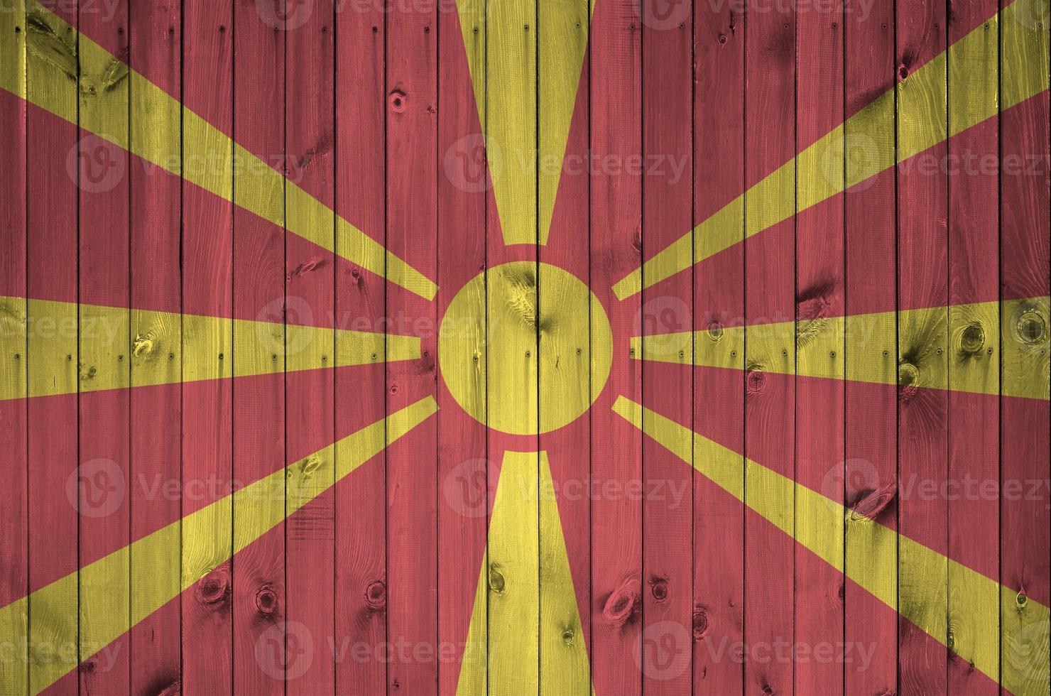 drapeau macédoine représenté dans des couleurs de peinture vives sur un vieux mur en bois. bannière texturée sur fond rugueux photo