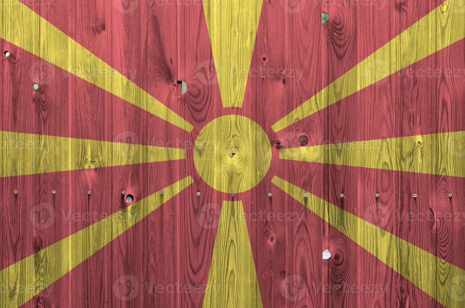 drapeau macédoine représenté dans des couleurs de peinture vives sur un vieux mur en bois. bannière texturée sur fond rugueux photo