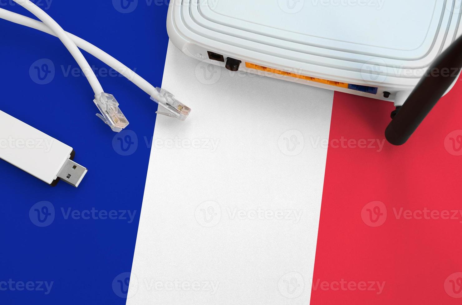 drapeau français représenté sur une table avec câble internet rj45, adaptateur wifi usb sans fil et routeur. notion de connexion internet photo