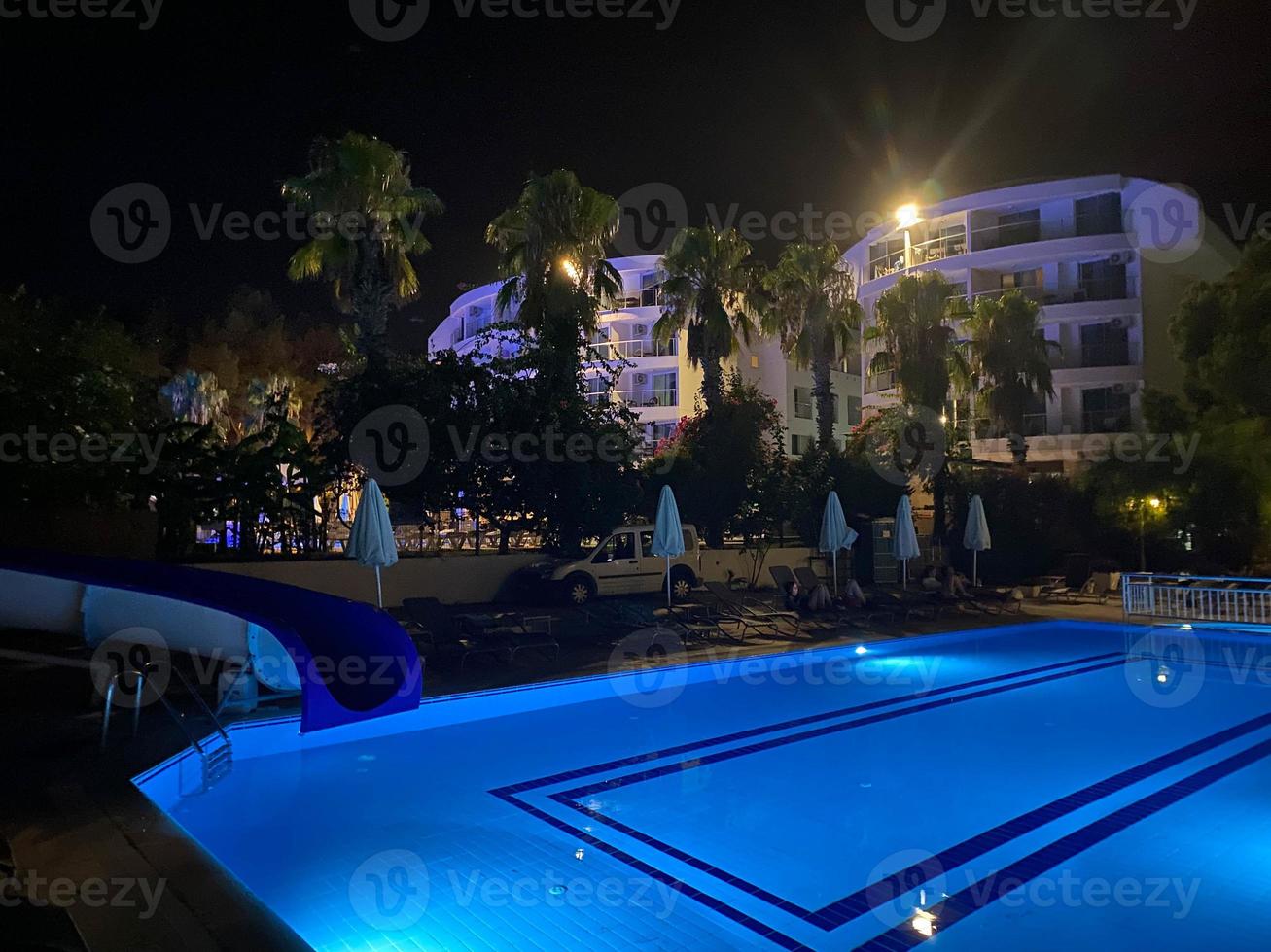 piscine la nuit dans l'un des hôtels près de la plage, sharm el sheikh, egypte photo