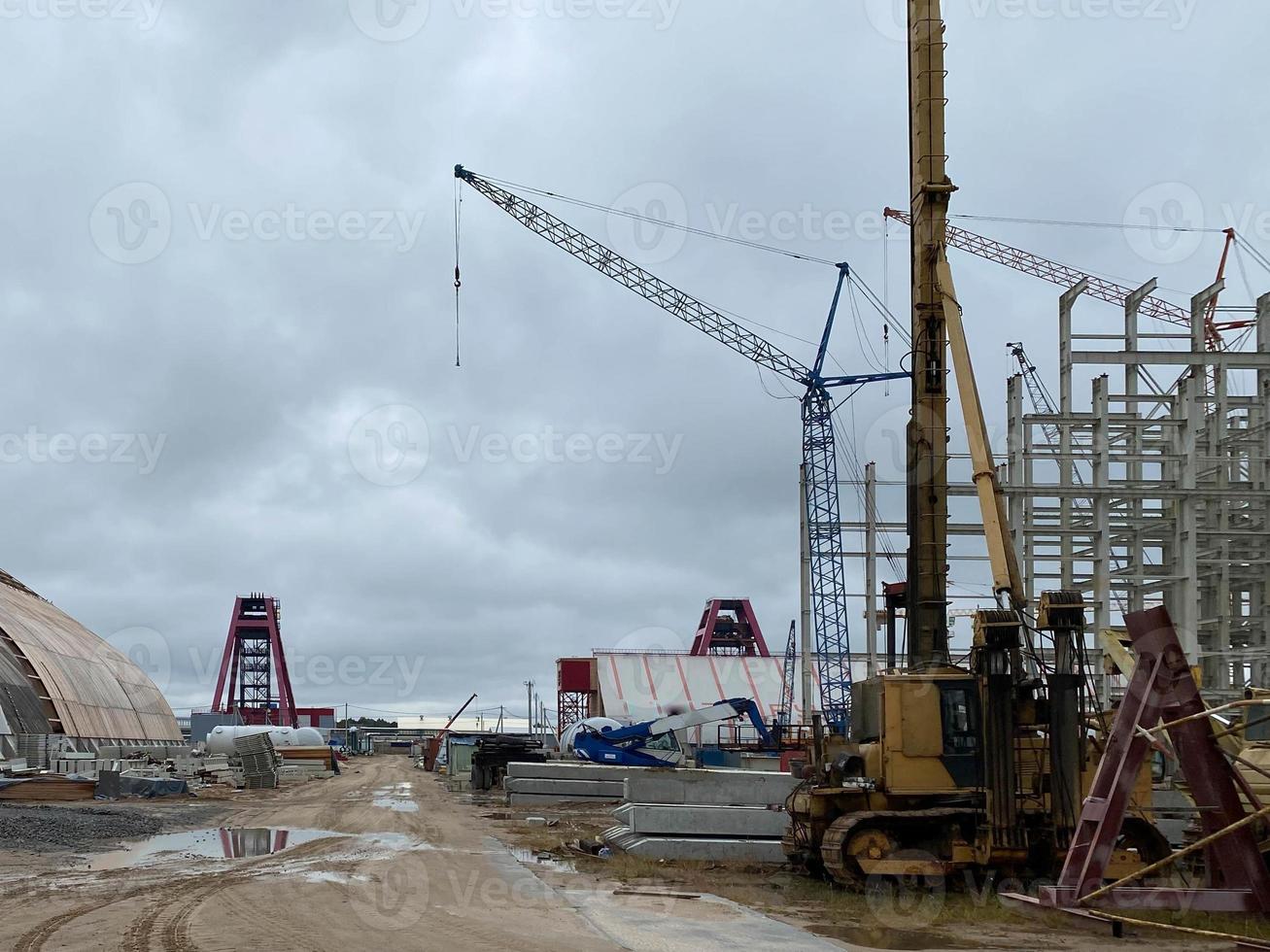 grues industrielles, structures en béton armé photo