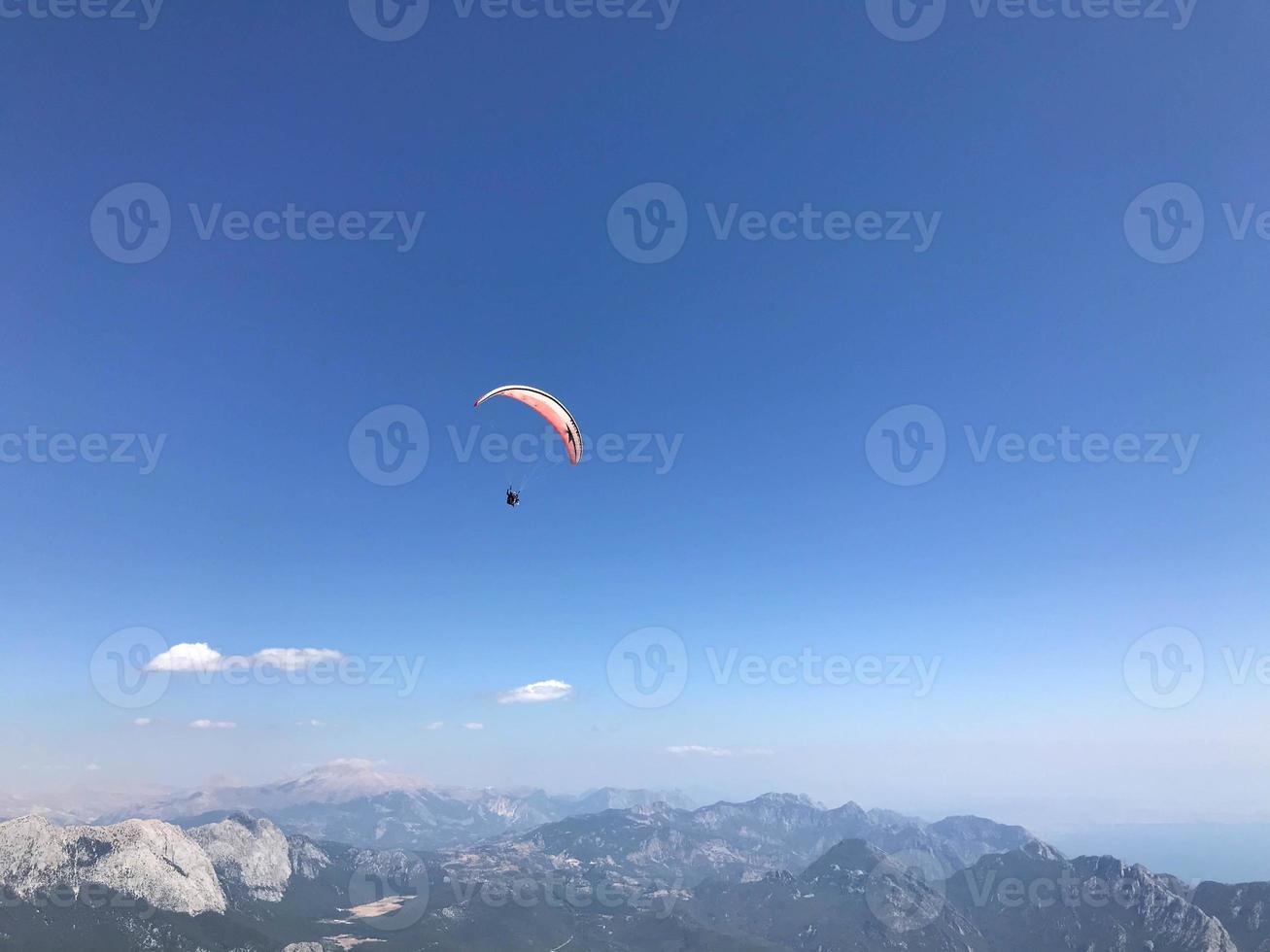 parapente avec un beau fond de cloudscape photo