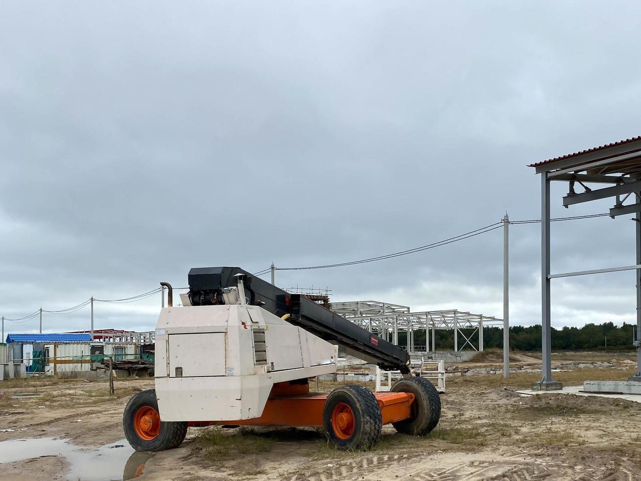 petit camion avec grue de chargement pour décharger des matériaux de construction sur un chantier de construction. notion de travaux routiers photo